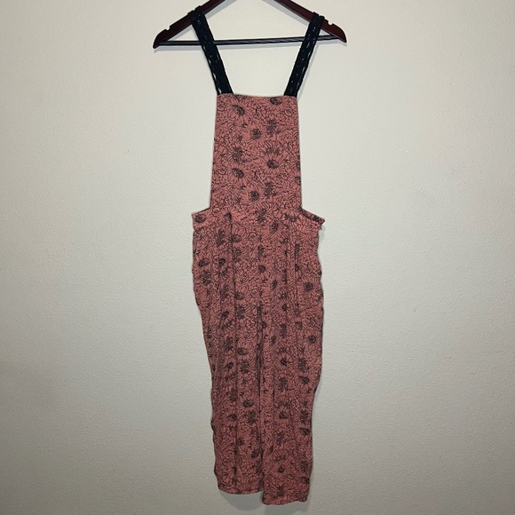 En Creme Pants - En Creme size medium black & pink capri jumpsuit with crochet straps